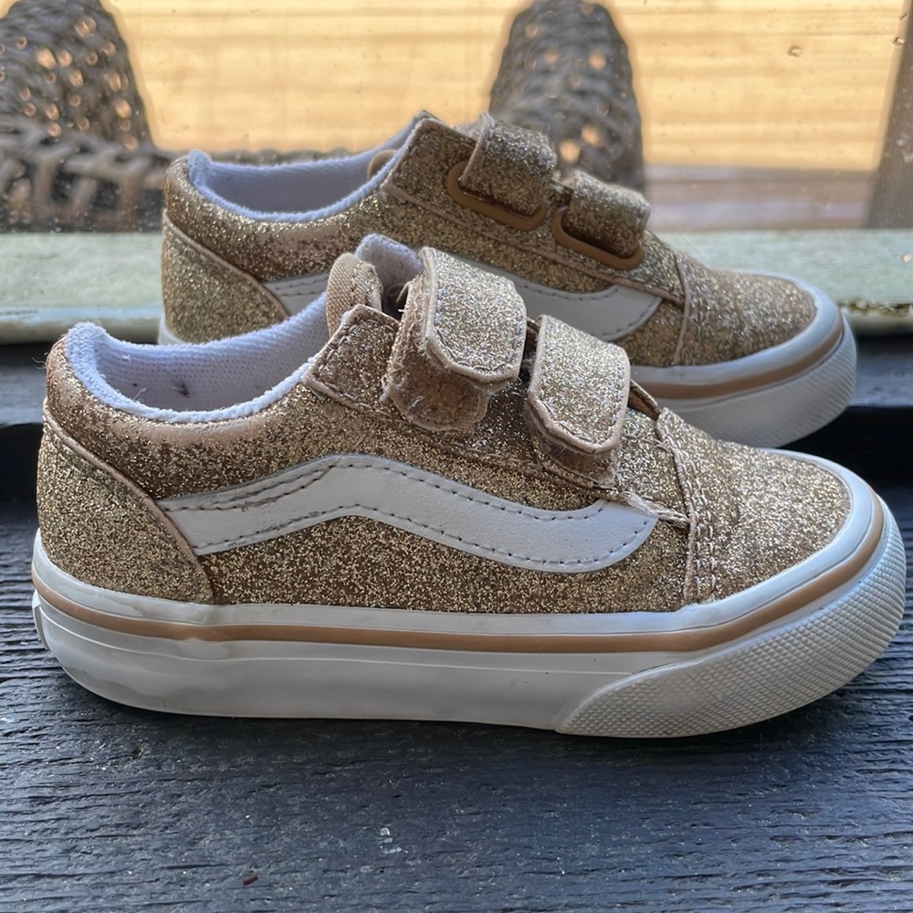 Toddler shimmer gold old school V size US toddler 6.5